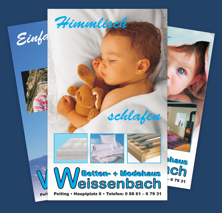 Drei aufgefächerte Anzeigen des Betten- + Modehauses Weissenbach, vorne das Motiv „Himmlisch schlafen“