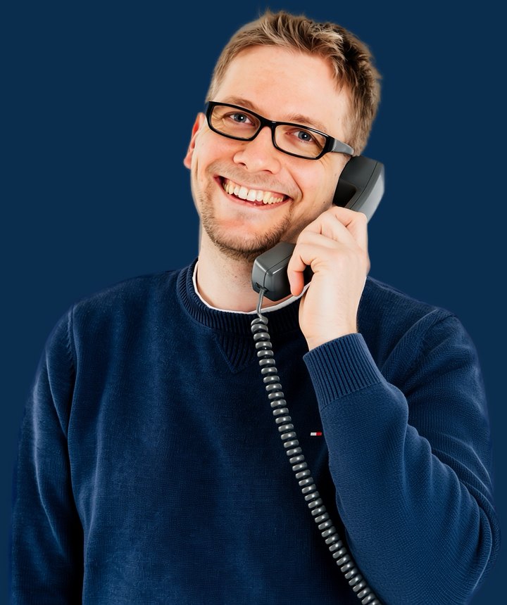 Maximilian E. Auer am Telefon